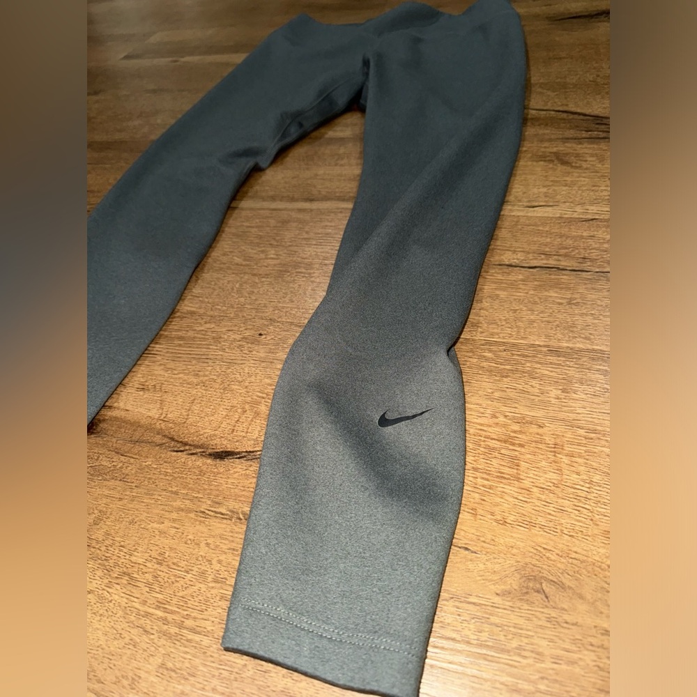 Nike Therma-Fit Mid-Rise Leggings Grey with Waistband/Hidden Pocket Size: Large